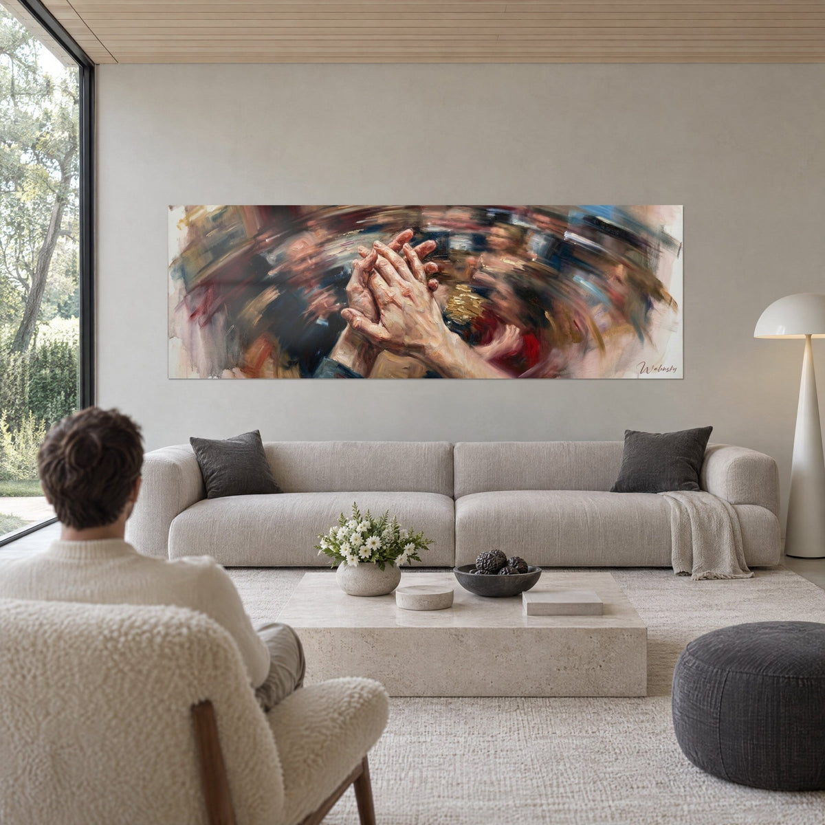 Schilderij van ineengestrengelde handen in olieverf, karmijnrode en nachtblauwe wervel, boven een bank in een lichte woonkamer