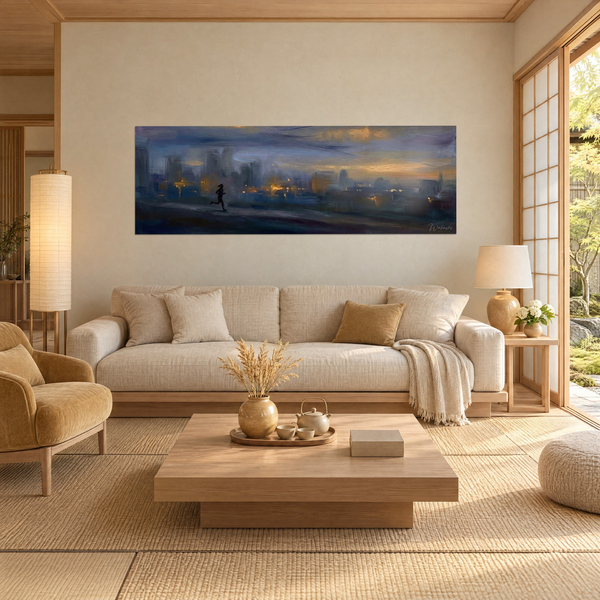 Gemälde einer Läuferin als schwarze Silhouette vor einem nachtblauen und ockerfarbenen Himmel, nebelige Skyline, über einem Sofa in einem hellen Wohnzimmer