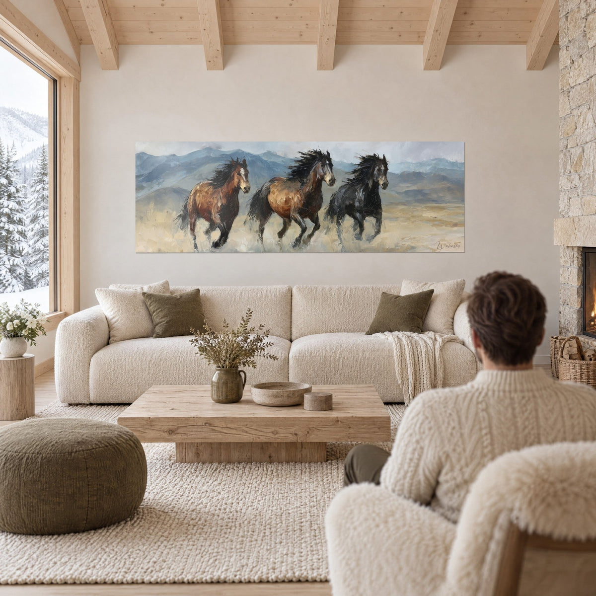 Tableau trio de chevaux sauvages bruns et noirs au galop, montagnes bleutées, au-dessus d'un canapé dans un salon lumineux