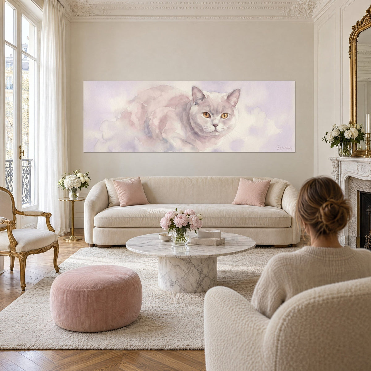 Tableau chat British Shorthair gris perle aux yeux ambre, aquarelle rose poudré, couple de dos, au-dessus d'un canapé dans un salon lumineux