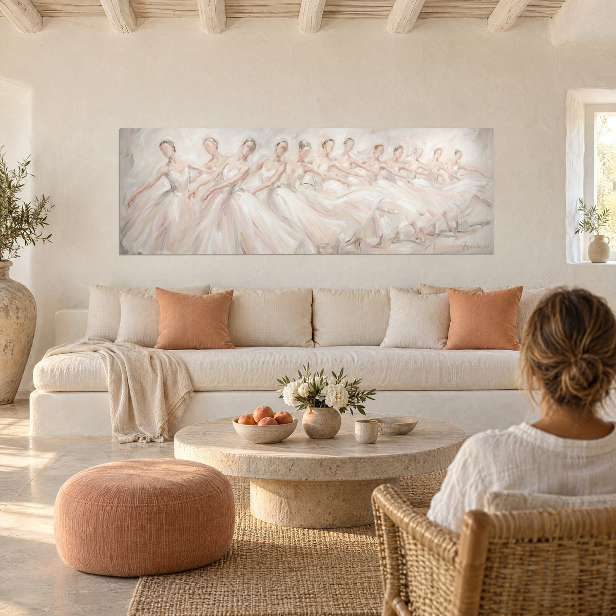 Quadro di ballerine in tutù bianchi allineate, gonne di tulle rosa cipria e grigio perla, sopra un divano in un soggiorno luminoso