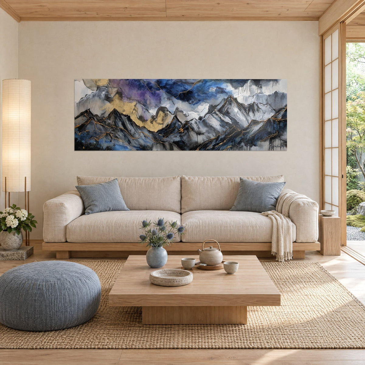 Schilderij bergketen met gouden kammen, indigo en violette lucht, boven een bank in een lichte woonkamer