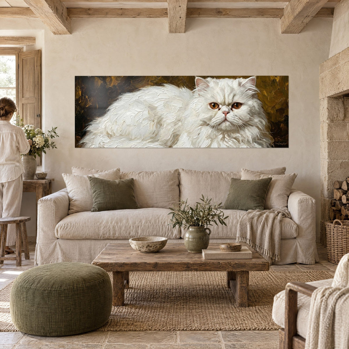 Cuadro gato persa blanco de pelaje cremoso y ojos ámbar, persona de espaldas, sobre un sofá en un salón luminoso
