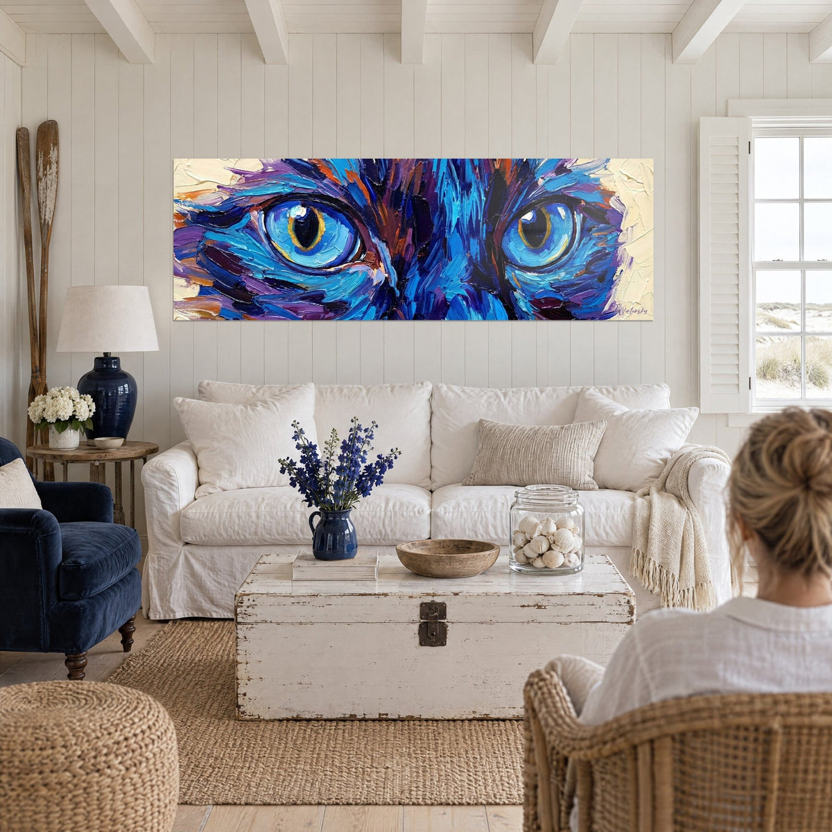 Cuadro mirada felina de iris azul cobalto con borde dorado, gruesas pinceladas violetas, encima de un sofá en un salón luminoso