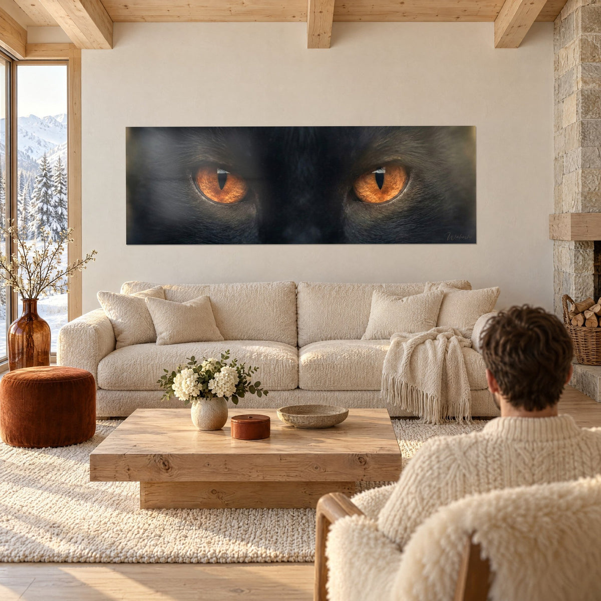 Gemälde Panorama einer schwarzen Katze mit bernsteinfarbenen Augen und Schlitzpupillen, kohlschwarzes Fell, über einem Sofa in einem hellen Wohnzimmer