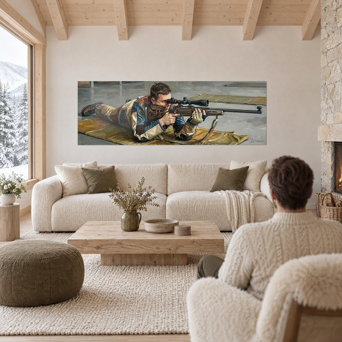 Tableau tireur d'élite couché dans sa veste bleu et crème, fusil à lunette braqué, deux personnes de dos, au-dessus d'un canapé dans un salon lumineux