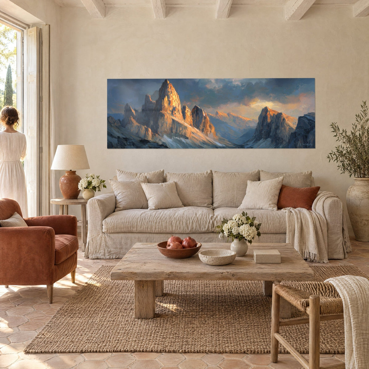 Gemälde Dolomiten-Felsnadeln in Ocker und Schiefergrau, Paar von hinten, über einem Sofa in einem hellen Wohnzimmer