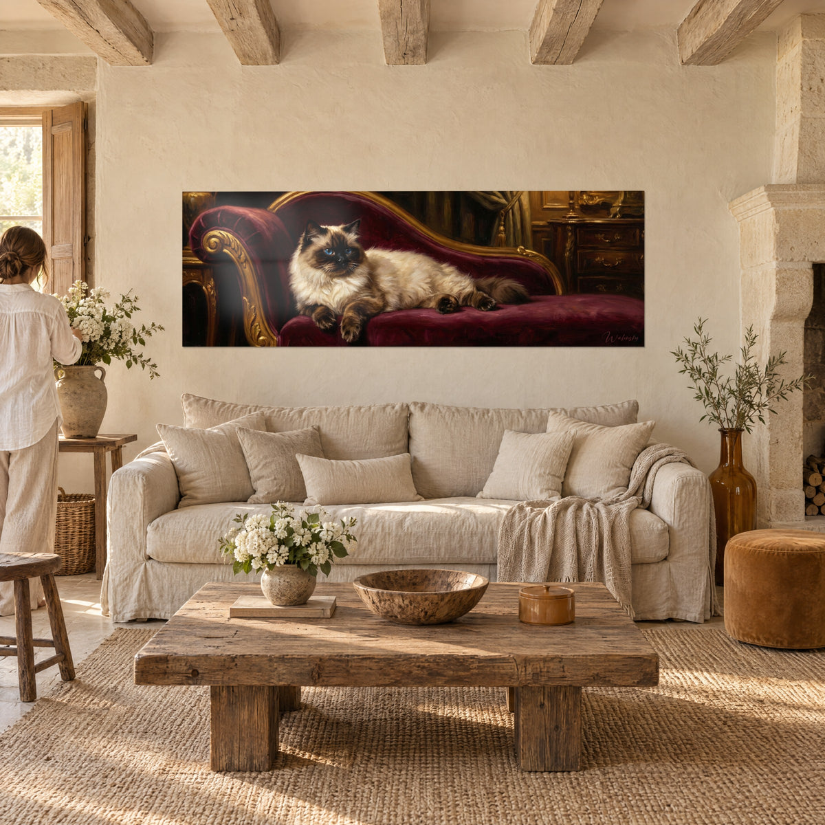 Tableau chat himalayan aux yeux bleus allongé sur méridienne bordeaux et or, mur beige, au-dessus d'un canapé dans un salon lumineux
