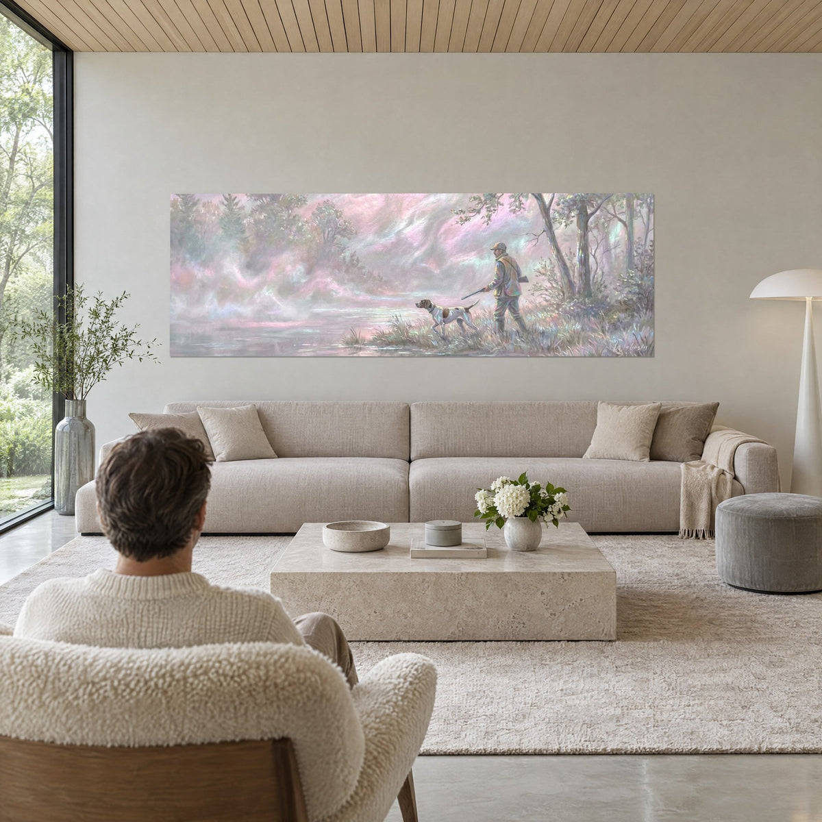 Quadro cacciatore con gilet kaki che guida il suo pointer lungo la riva di uno stagno rosa e verde acqua, sopra un divano in un soggiorno luminoso