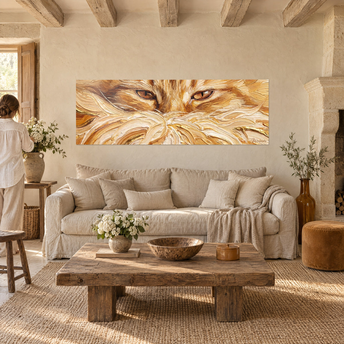 Gemälde Katzenaugen bernsteinfarben mit geschlitzten Pupillen, dicker Pastellauftrag in Beige und Gold, über einem Sofa in einem hellen Wohnzimmer