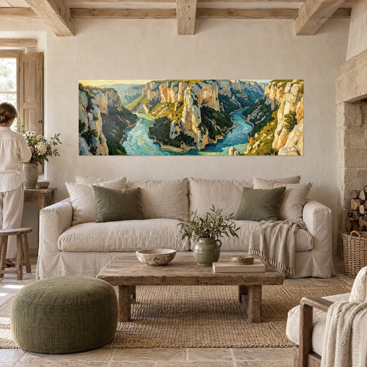 Tableau gorges du Verdon à la peinture épaisse, falaises ocre et rivière turquoise, au-dessus d'un canapé dans un salon lumineux