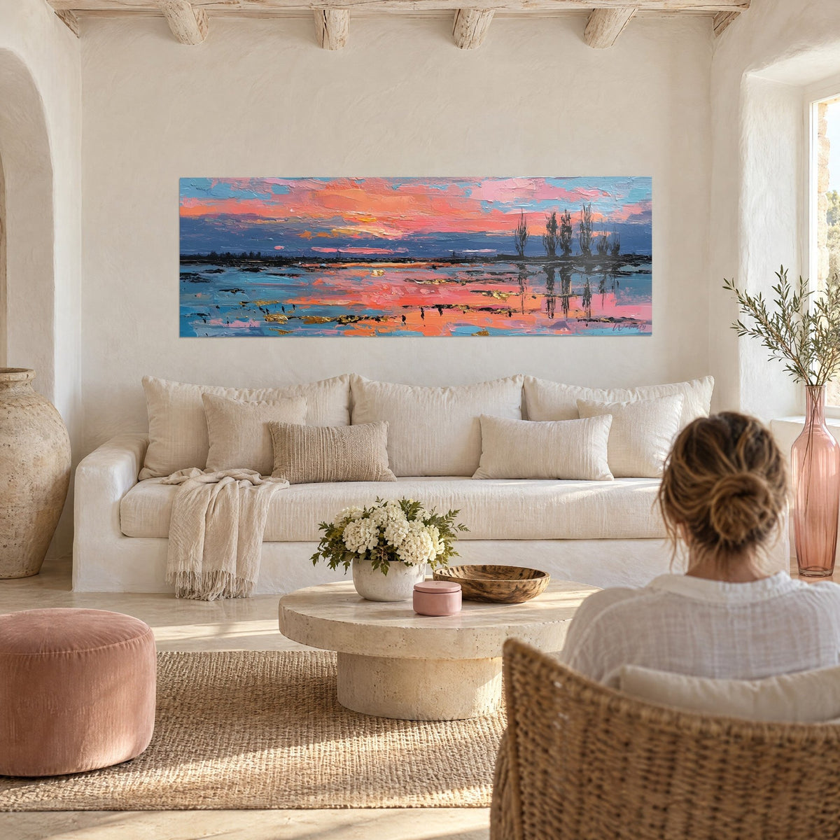 Gemälde Himmel über der Camargue in Korallenrosa und Petrolblau, pastose Spachtelspuren, über einem Sofa in einem lichtdurchfluteten Wohnzimmer