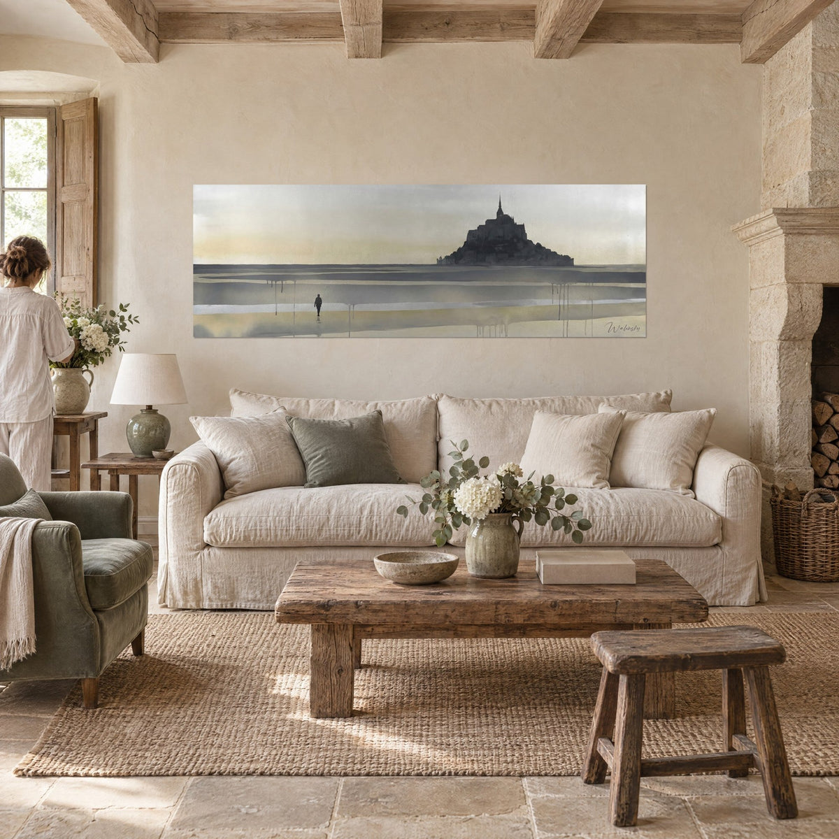 Gemälde Mont-Saint-Michel in grauer und ockerfarbener Aquarelltechnik, Silhouette auf dem Watt, über einem Sofa in einem hellen Wohnzimmer