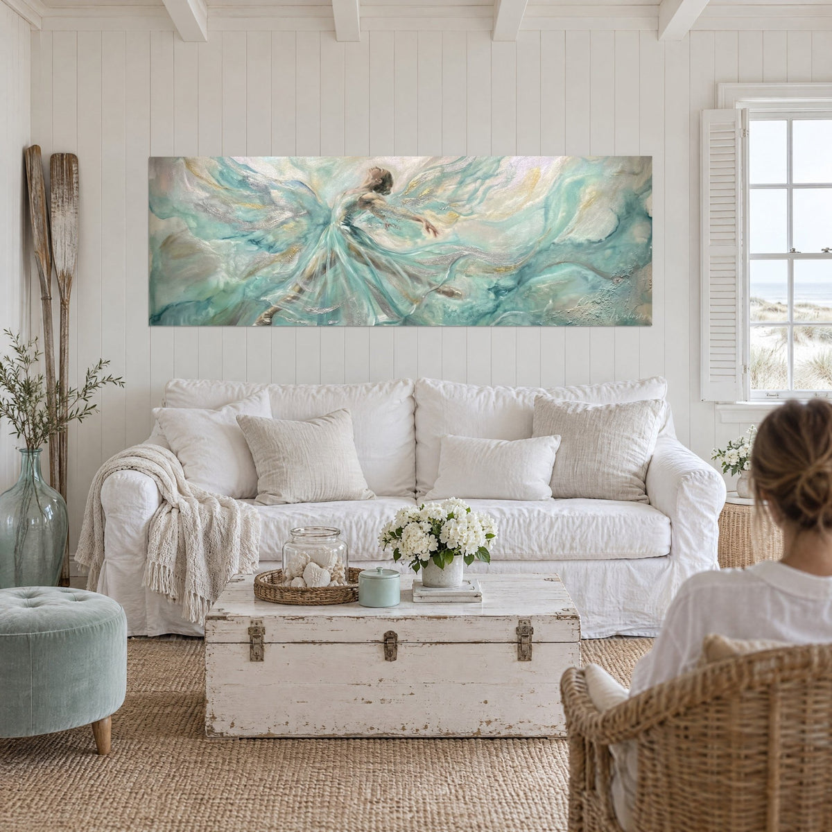 Quadro di una ballerina inarcata in tulle turchese e oro, veli fluttuanti, sopra un divano in un soggiorno luminoso