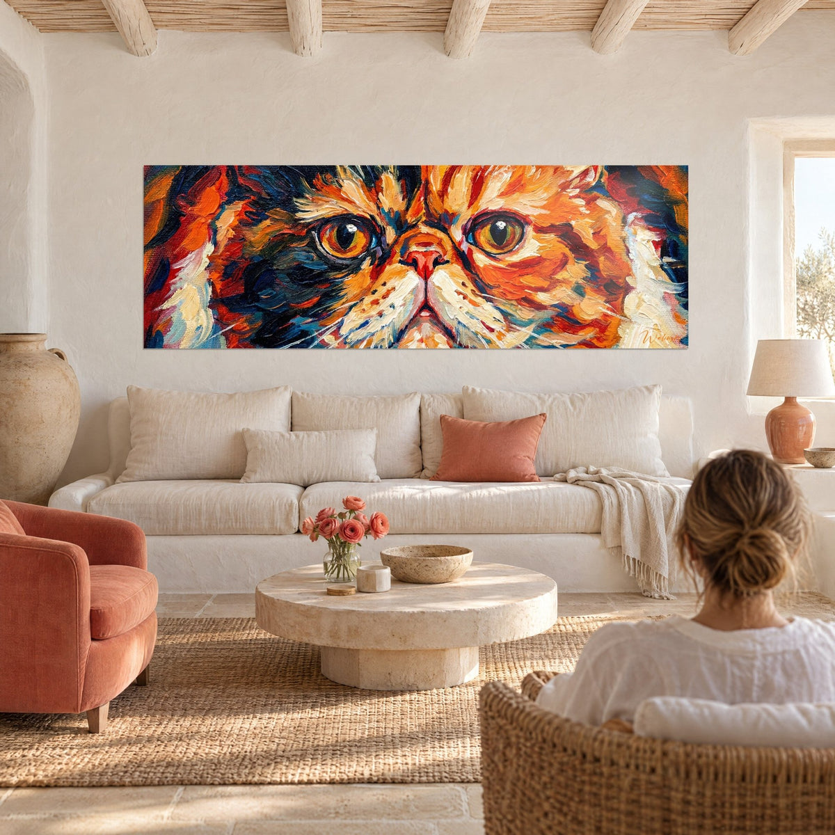 Tableau chat exotic shorthair aux yeux dorés, pelage orange et bleu nuit, femme de dos au-dessus d'un canapé dans un salon lumineux