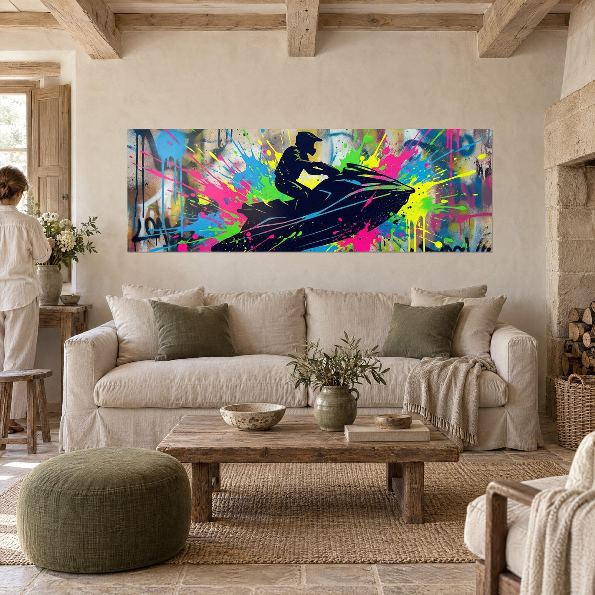 Tableau pilote de jet-ski noir jaillissant d'éclaboussures rose fluo et vert acide, au-dessus d'un canapé dans un salon lumineux