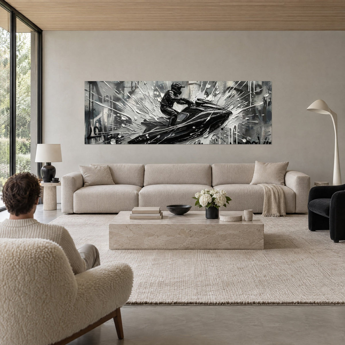 Tableau pilote casqué sur scooter des mers, éclaboussures grises et noires, graffitis, au-dessus d'un canapé dans un salon lumineux