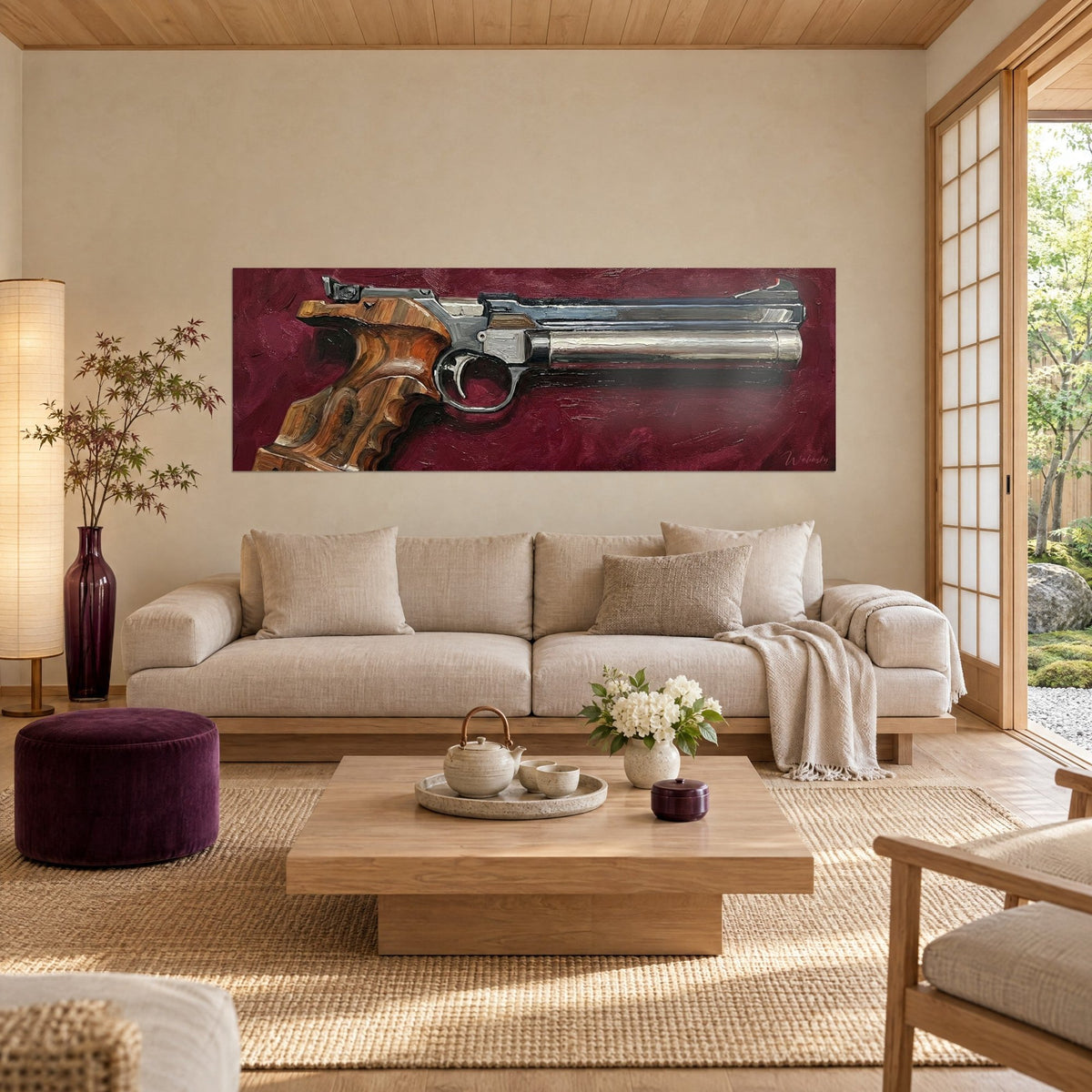 Schilderij sportpistool met geaderde houten handgreep, chroomloop op bordeauxrode achtergrond, boven een bank in een lichte woonkamer