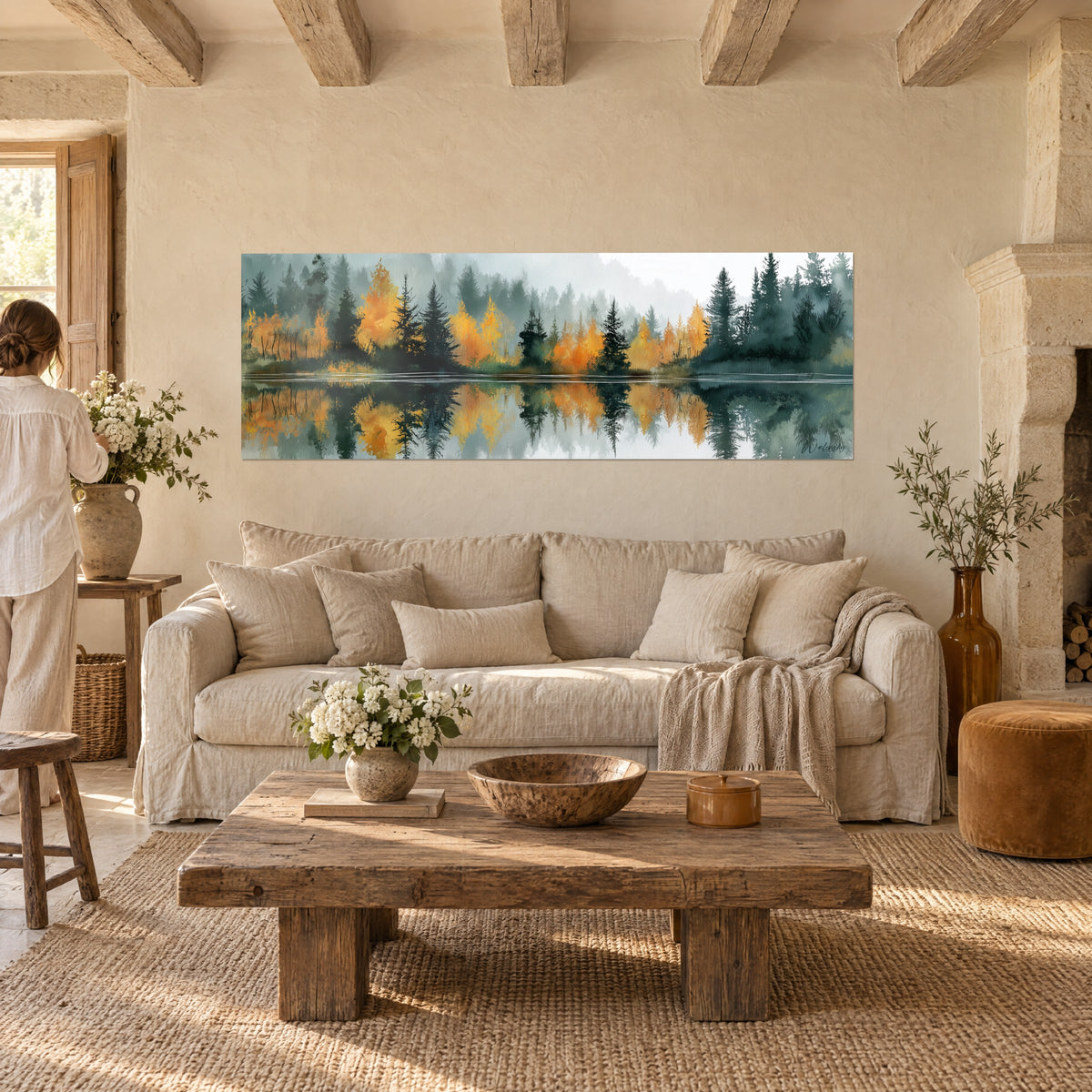 Tableau forêt d'automne aux mélèzes ocre et sapins vert sombre miroitant sur un lac, au-dessus d'un canapé dans un salon lumineux