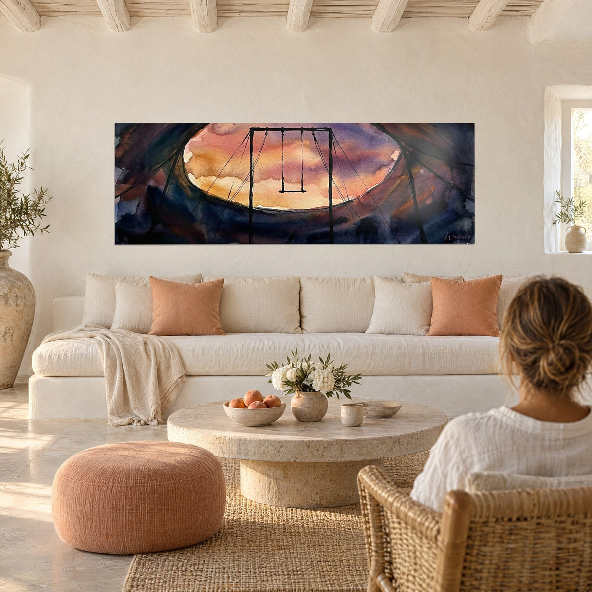 Schilderij hangende trapeze onder een circustent, oranje en paarse lucht, zwarte touwen, vrouw van achteren boven een bank in een lichte woonkamer