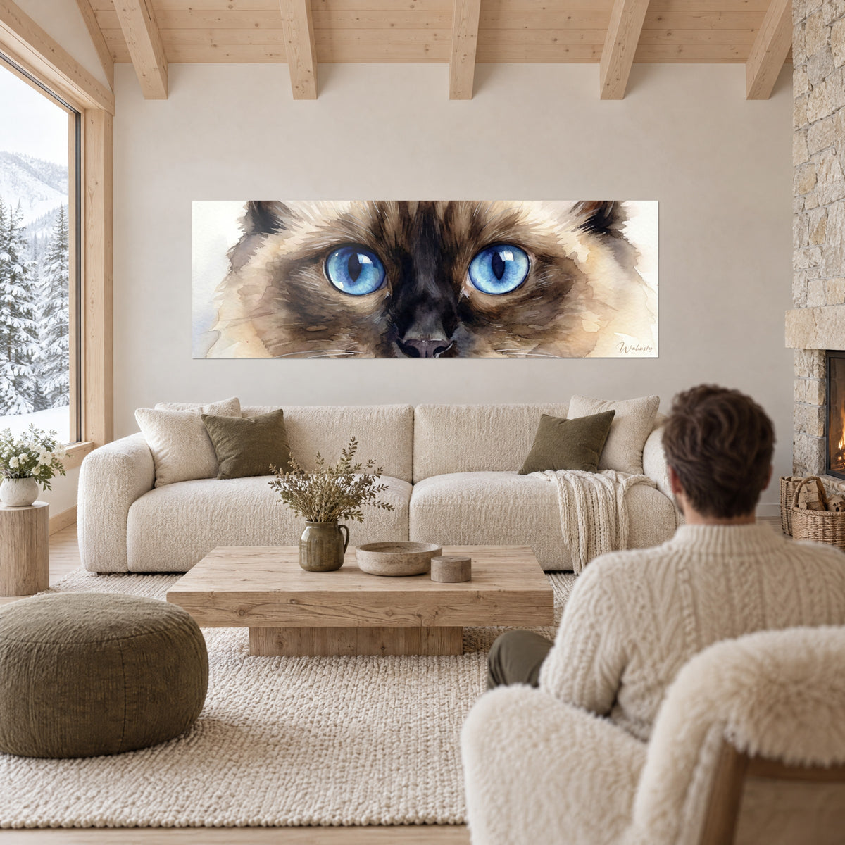 Quadro gatto ragdoll con occhi azzurro ghiacciaio, muso marrone cioccolato e pelo crema, sopra un divano in un soggiorno luminoso