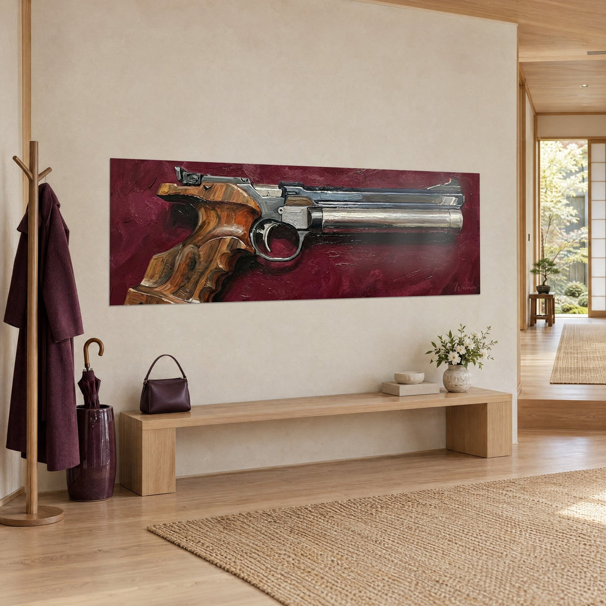 Schilderij precisievuurwapen geschilderd in olieverf, oranje kolf en zilverkleurig metaal op wijnrood, opgehangen aan een beige muur