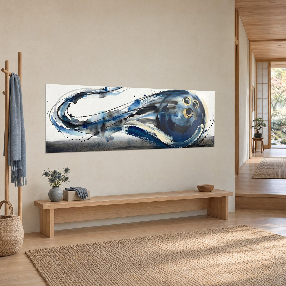 Gemälde abstrakte Kugel, die als indigoblaue und kohlegraue Aquarellschliere ausläuft, Dreiviertelansicht auf eine beige Wand, helle Holzbank