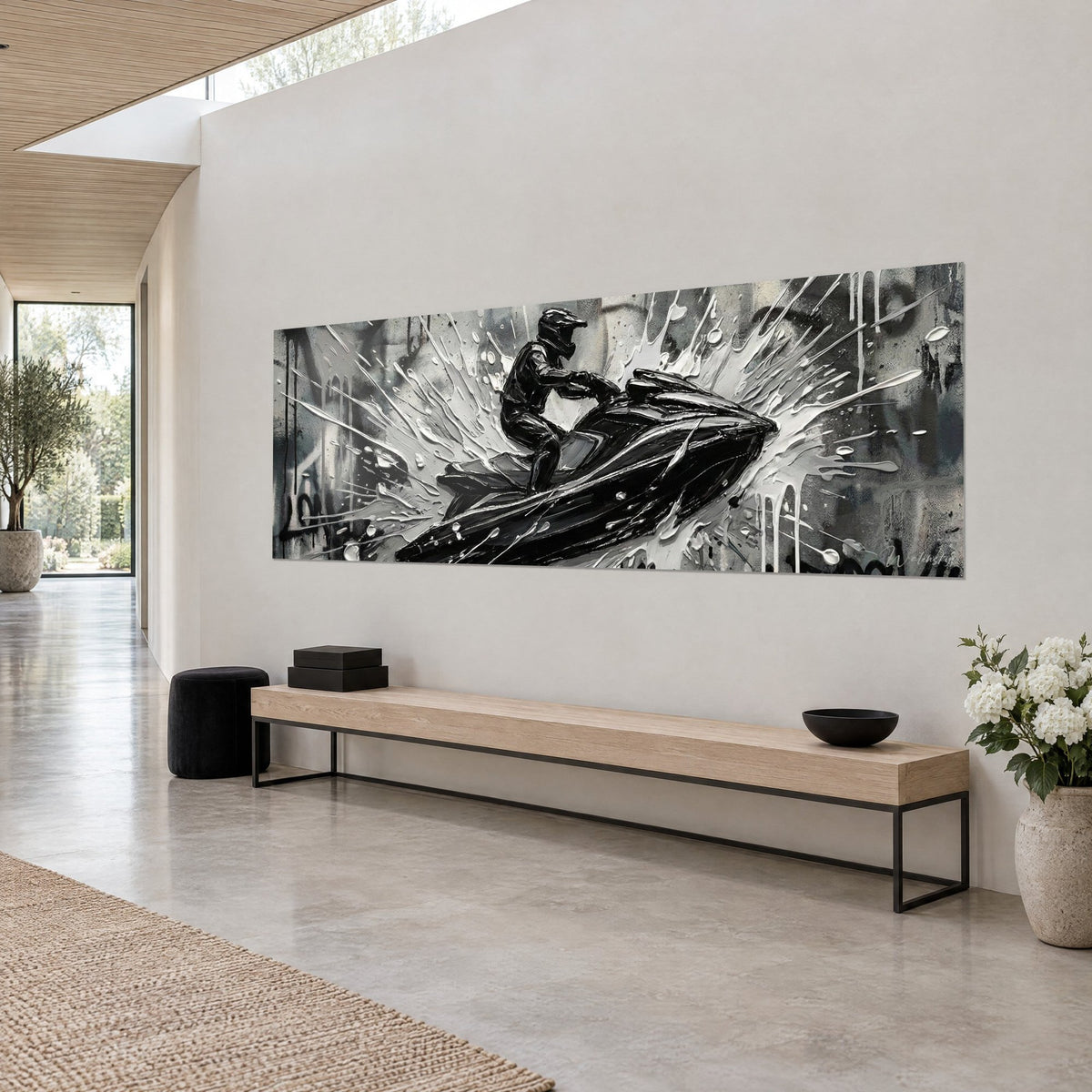 Tableau jet-ski noir bondissant dans des gerbes argentées, fond béton gris tagué, mur blanc et banc en bois, vue de trois-quarts
