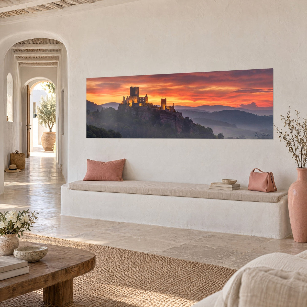 Tableau forteresse médiévale illuminée perchée sur un rocher, brume bleutée et ciel flamboyant orange, banquette en pierre d'une maison claire