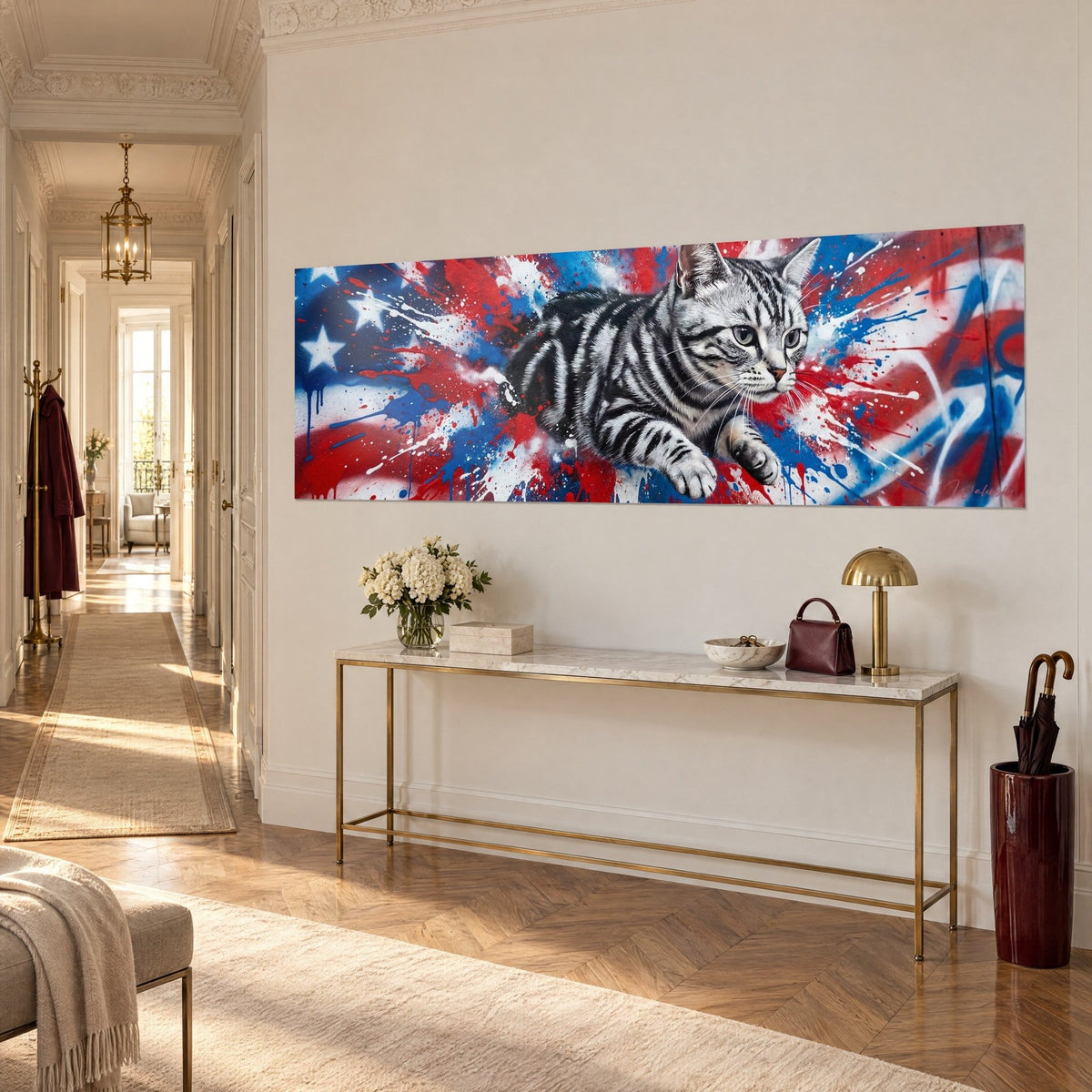 Schilderij van een grijze American Shorthair met zwarte strepen en heldere ogen, voor een rood-blauwe sterrenvlag, boven een vergulde console
