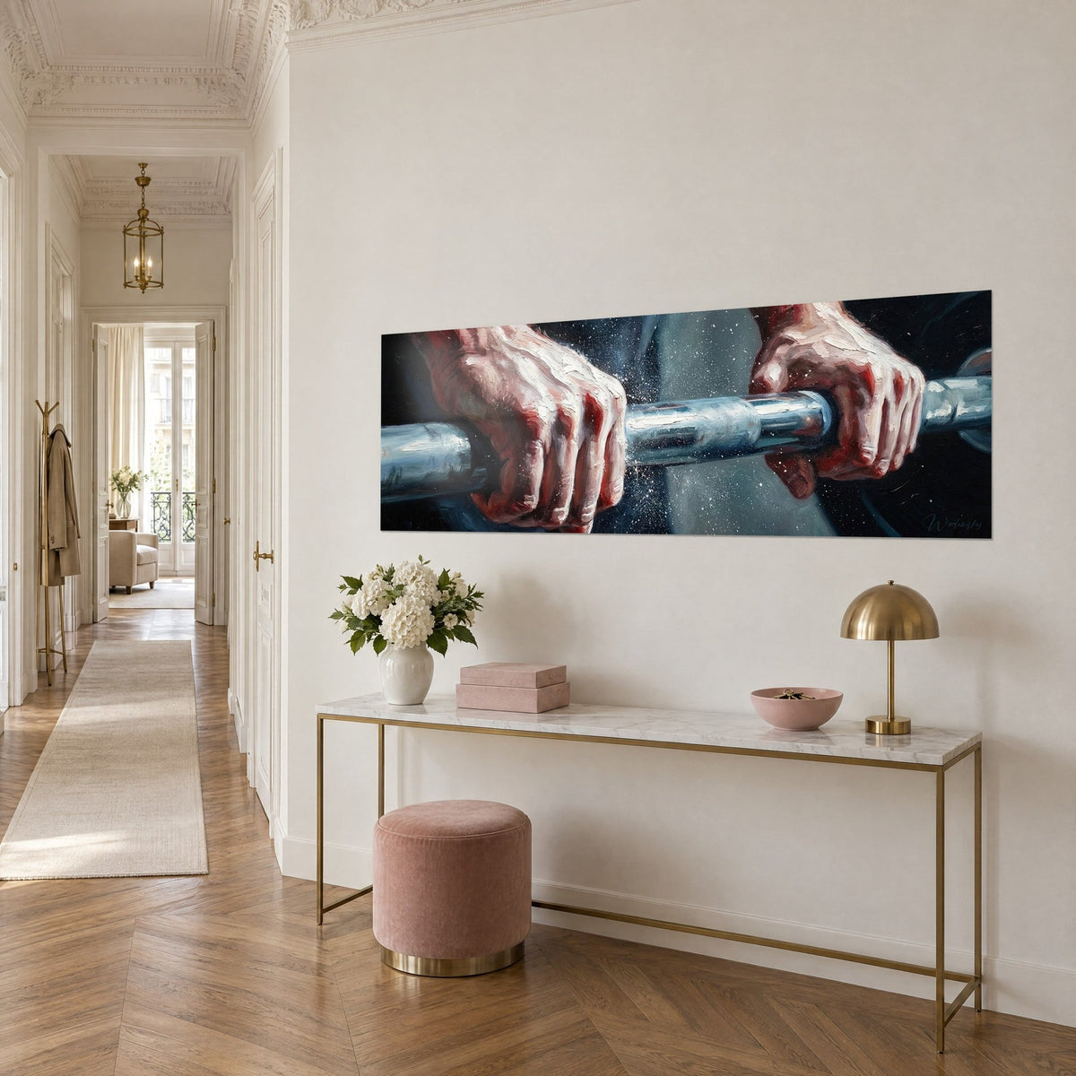 Tableau haltérophile serrant une barre chromée bleutée, jointures rosées sur fond noir, sur une console dorée dans un couloir haussmannien