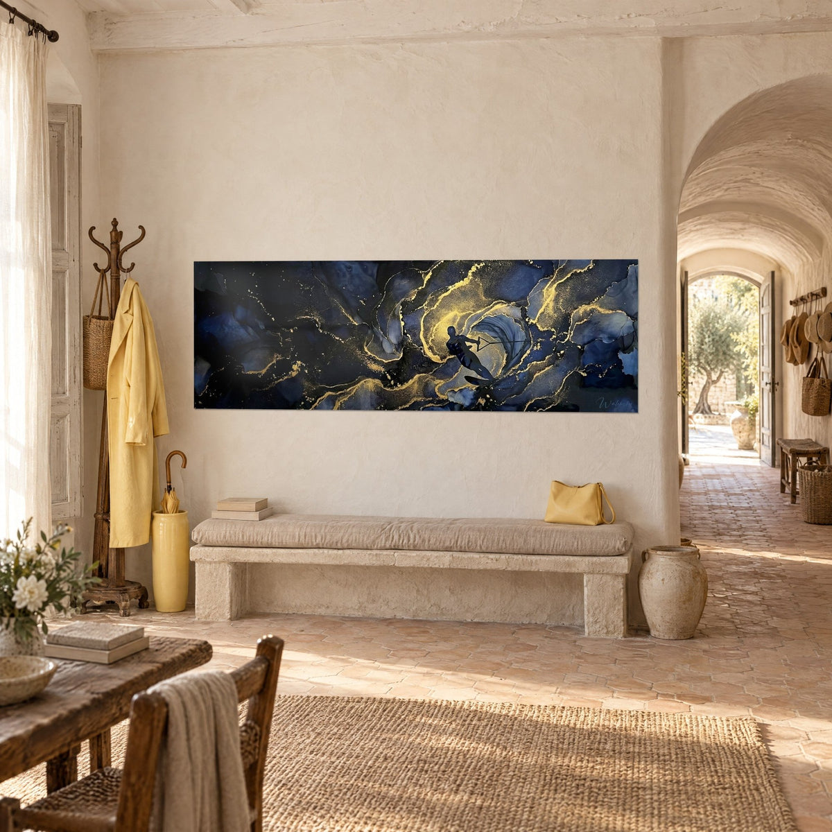 Tableau abstrait marin aux volutes dorées sur fond bleu marine, vu de trois quarts sur un mur crépi blanc d'un mas provençal