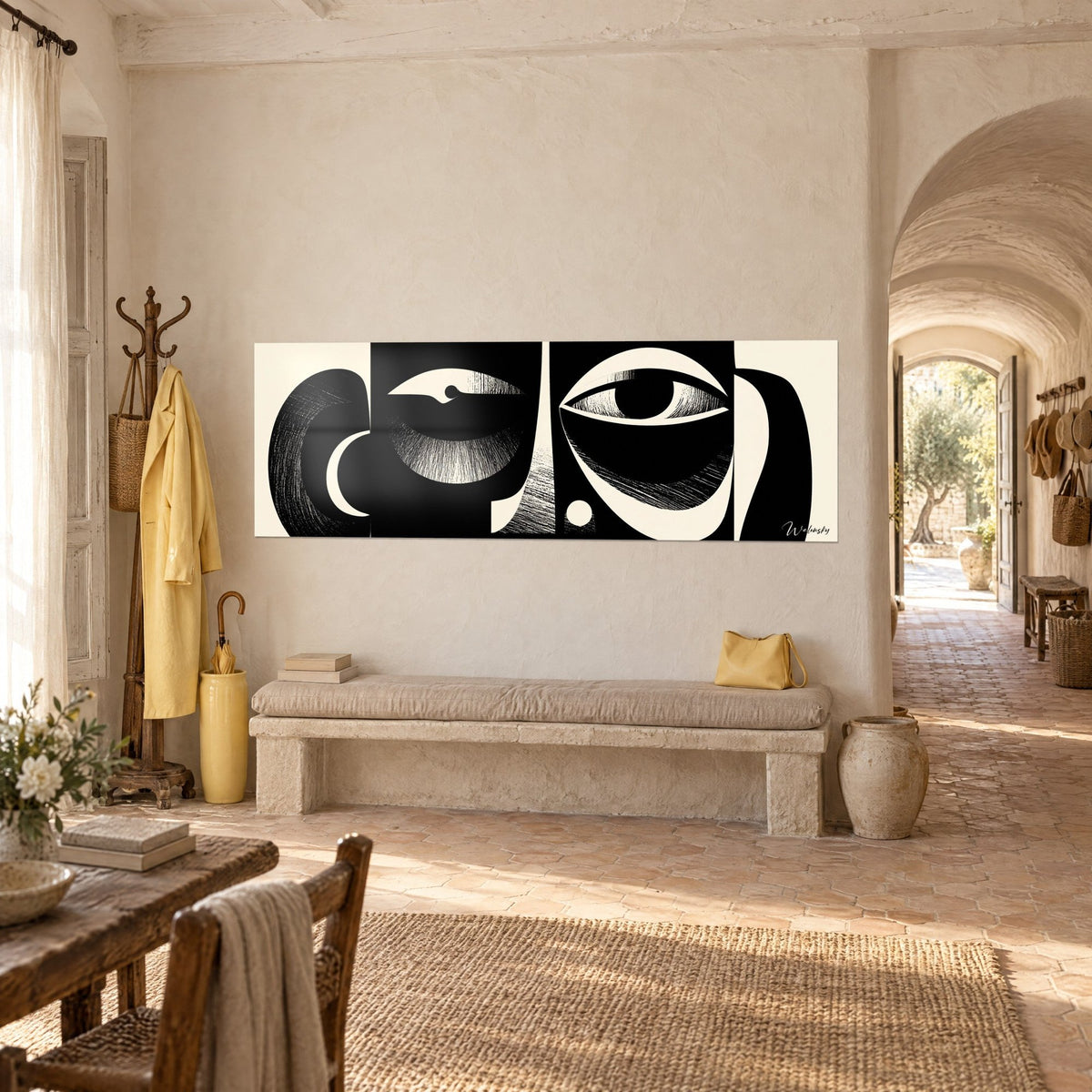 Tableau visage tribal abstrait, aplats d'encre noire et ivoire, regard en amande, accroché au-dessus d'un banc de pierre