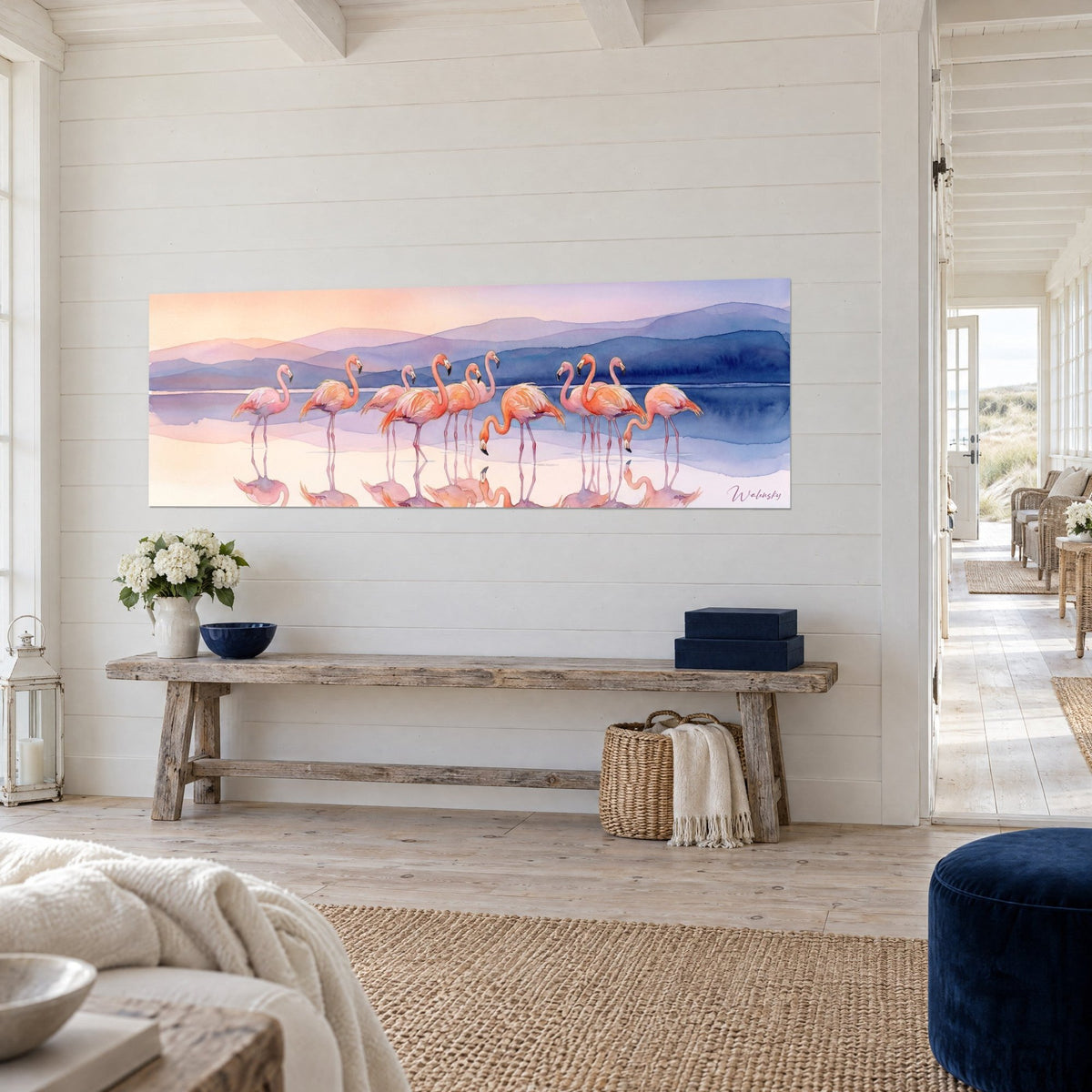 Tableau troupe d'échassiers orangés se reflétant dans une lagune lilas et bleu marine, accroché sur un mur de planches blanches