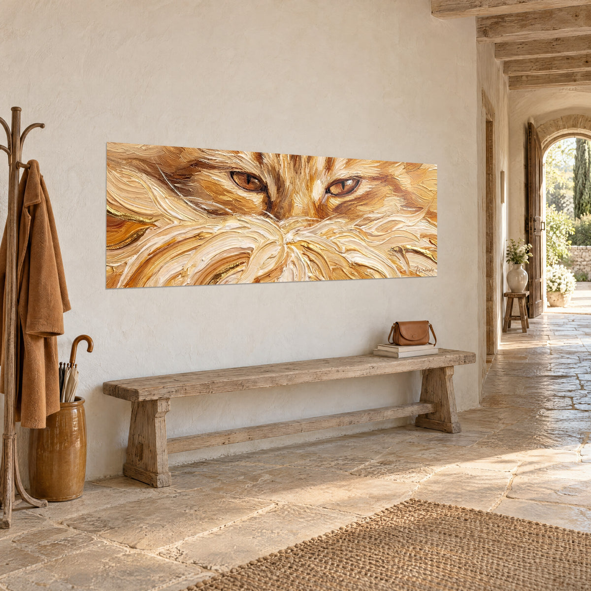 Gemälde Augen einer rotbraunen Katze in Spachtelstrichen aus Cremeweiß und Honig, Panorama, an einer Steinwand mit gewölbtem Eingang