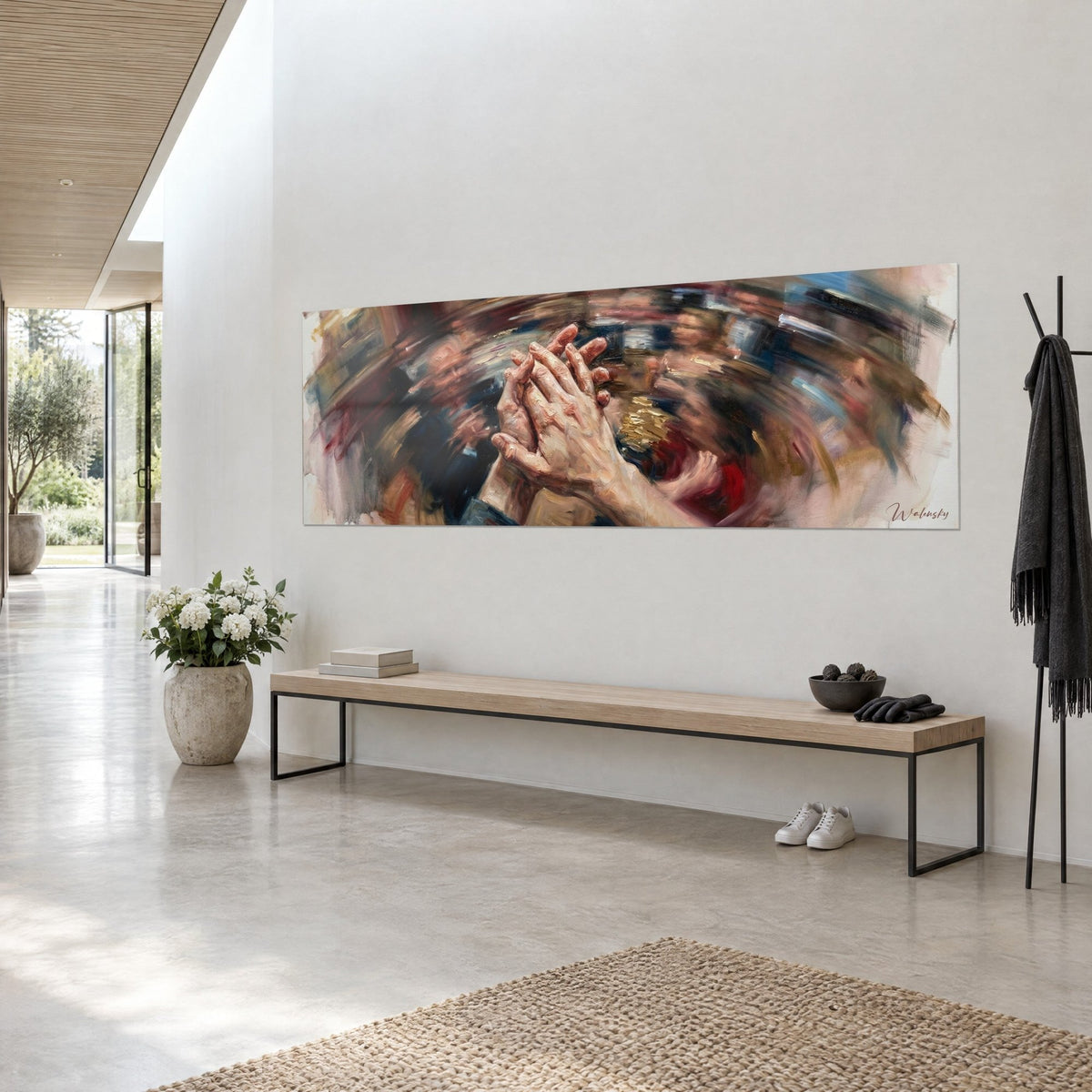 Schilderij van verstrengelde vingers in het midden van een wazige menigte, roze beige en bordeaux, witte muur van een lichtrijke gang