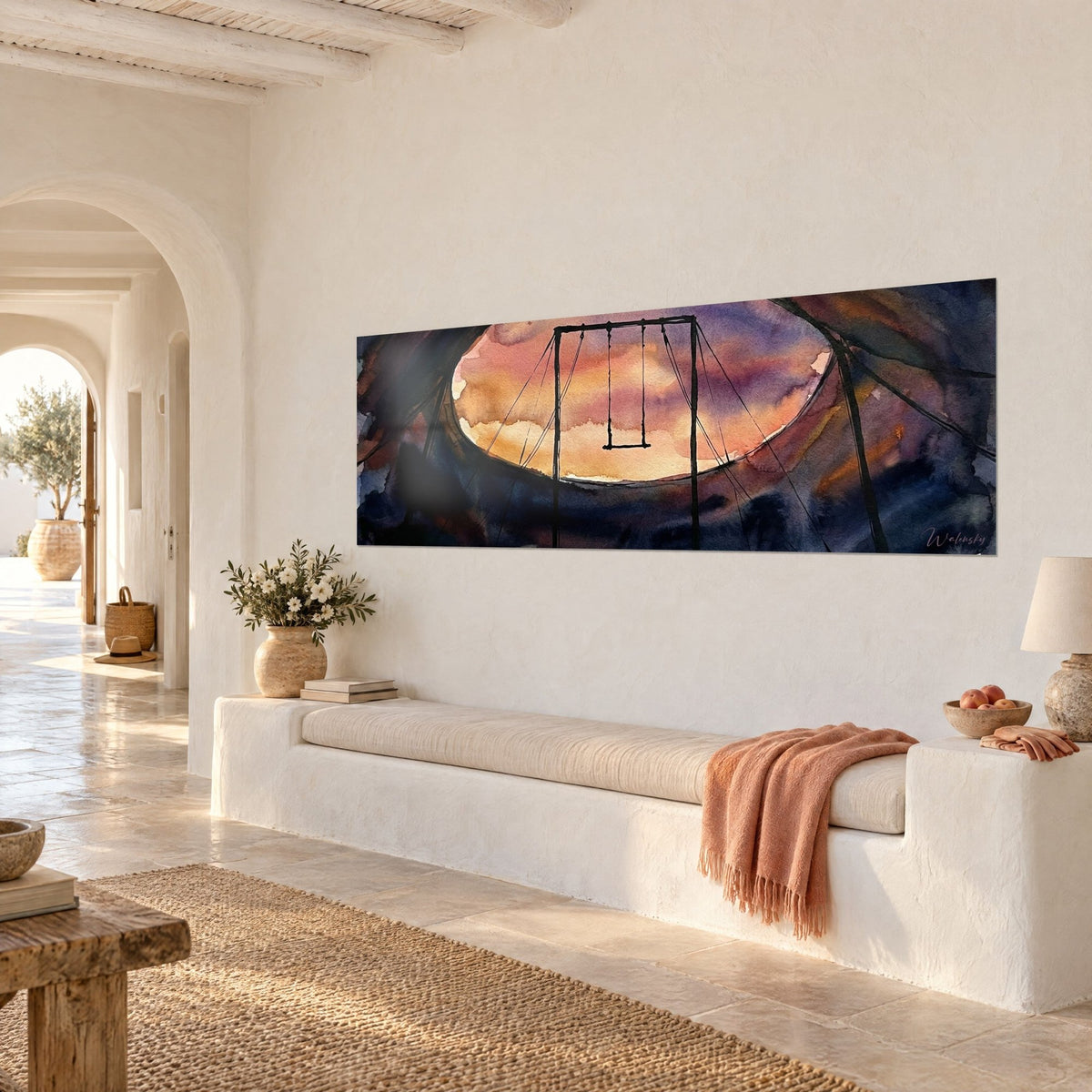 Schilderij acrobatenschommel ingelijst door twee zwarte masten, amberkleurige en mauve wolken, opgehangen in een Mediterraans huis