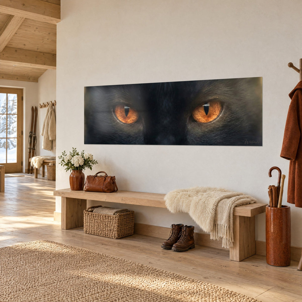 Gemälde Katzenmotiv der Finsternis mit glühend kupferfarbenen Augen, anthrazitfarbenes Fell, über einer Holzbank in einem Chalet-Eingang