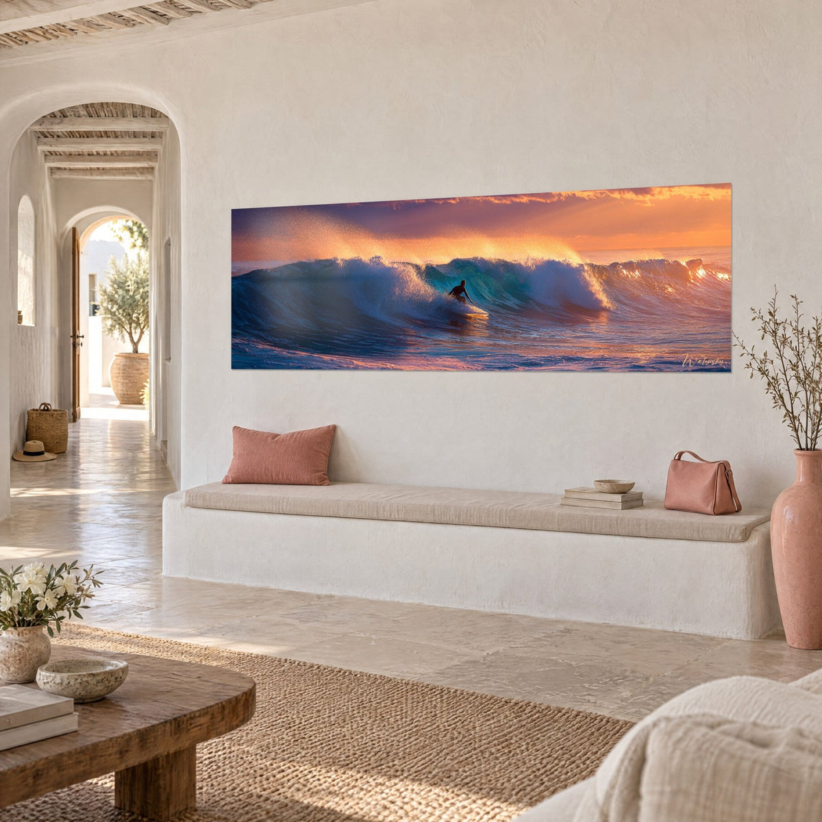 Gemälde kristallklare Welle mit goldener Gischt, tiefblaues Meer und aprikosenfarbener Himmel, an einer weißen Wand am Ende eines gewölbten Flurs