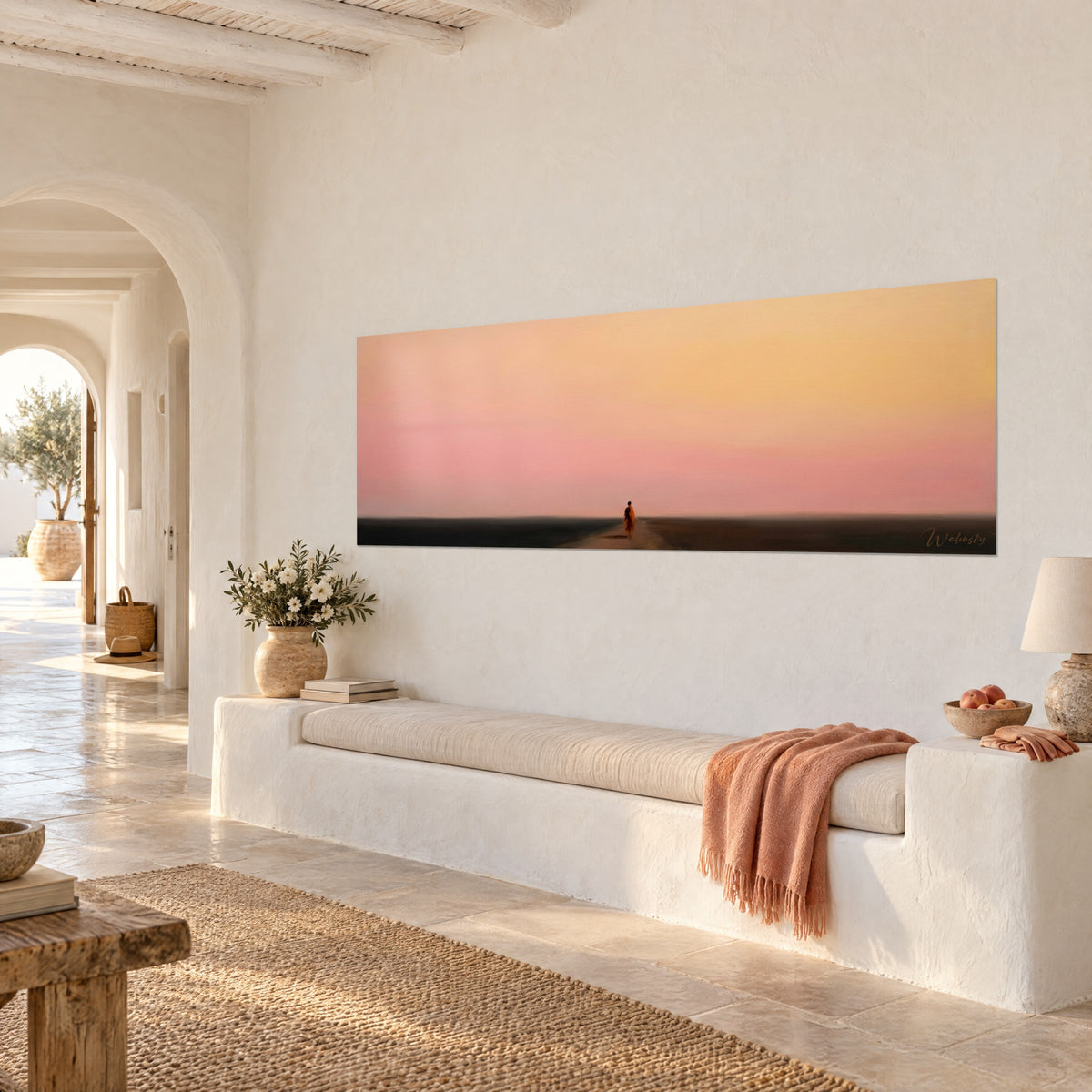 Tableau silhouette orangée avançant vers l'horizon, ciel rose pâle et jaune doré, mur blanc d'une maison méditerranéenne