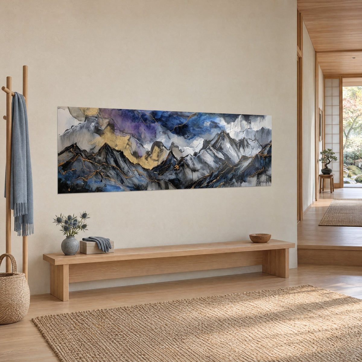 Schilderij groot alpen panorama, leisteengrijze toppen en middernachtblauwe wolken, aan een beige muur naast een houten bank