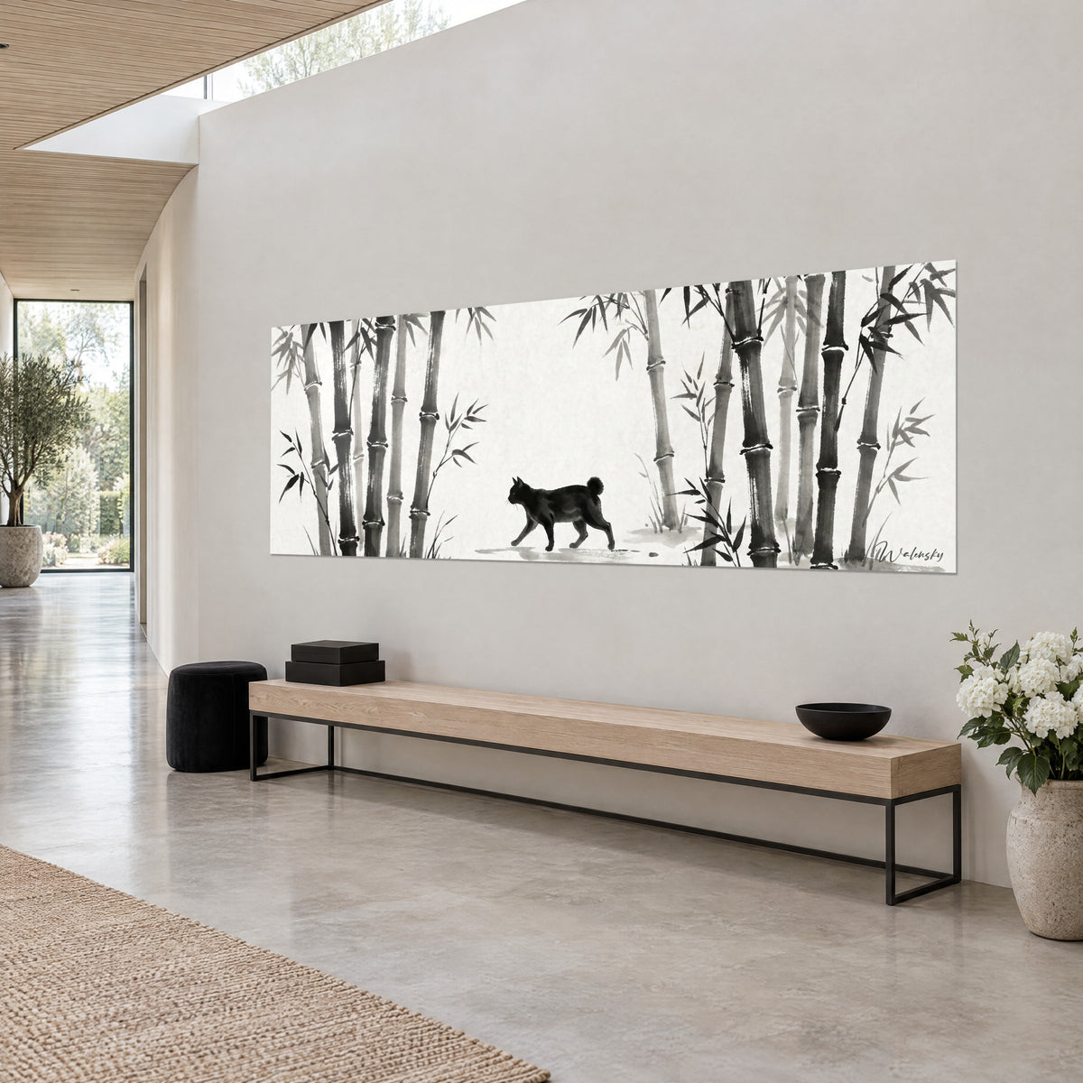 Πίνακας Japanese Bobtail με μαύρο μελάνι που διασχίζει ένα δάσος μπαμπού σε γκρι και ιβουάρ αποχρώσεις, θέα τριών τετάρτων σε λευκό τοίχο