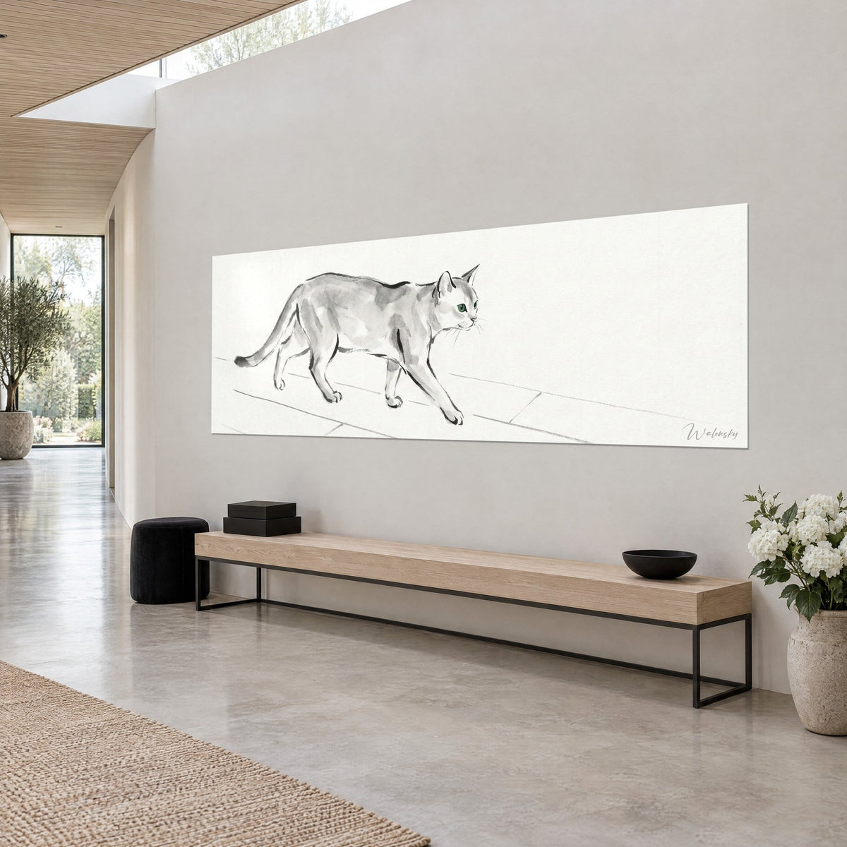 Schilderij van een zilverkleurige kat in zwarte inktwas en zacht grijs, fijne snorharen, lijntekening op tegels, lichtgrijze muur van een architectenwoning