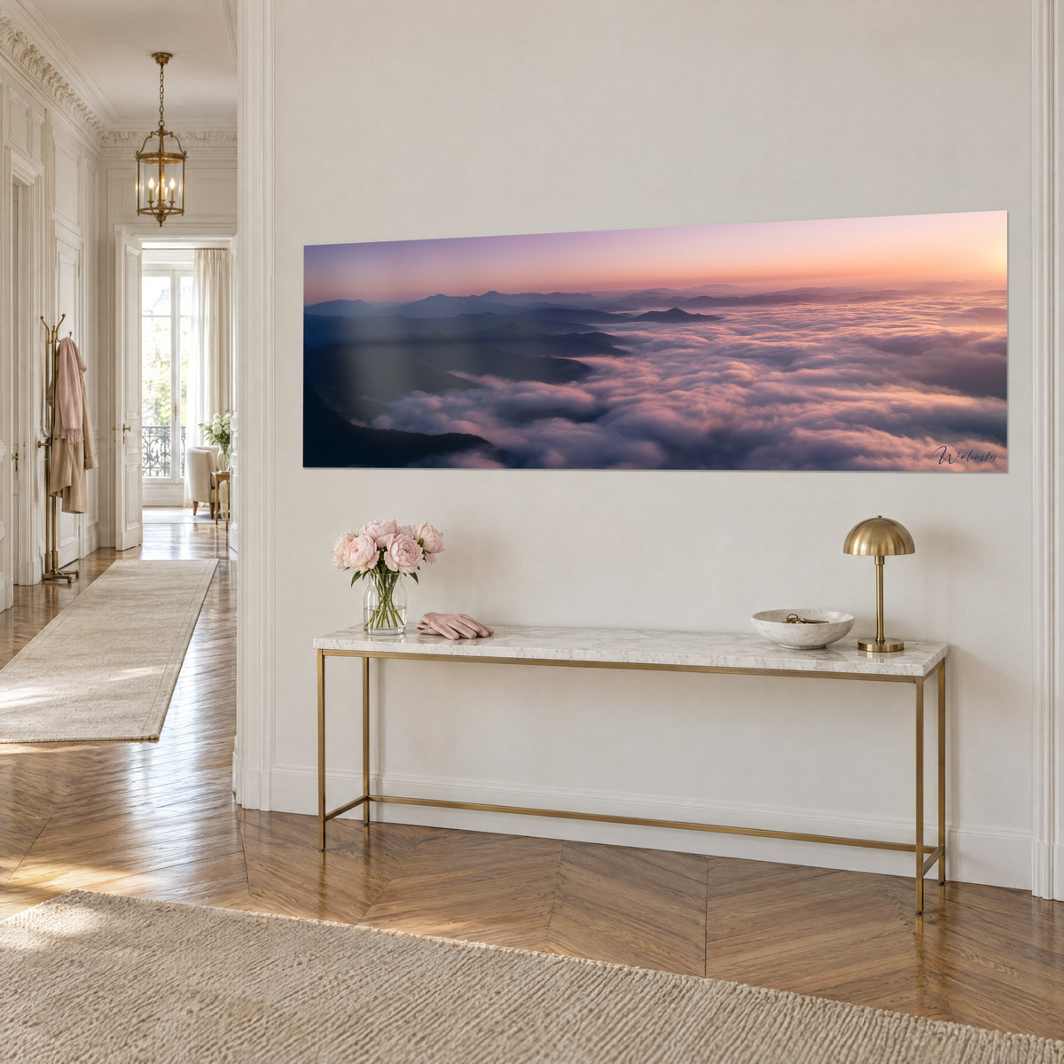 Schilderij panorama van nachtblauwe toppen die oprijzen uit een oceaan van roze mist, driekwartzicht, vergulde console in Haussmann-stijl