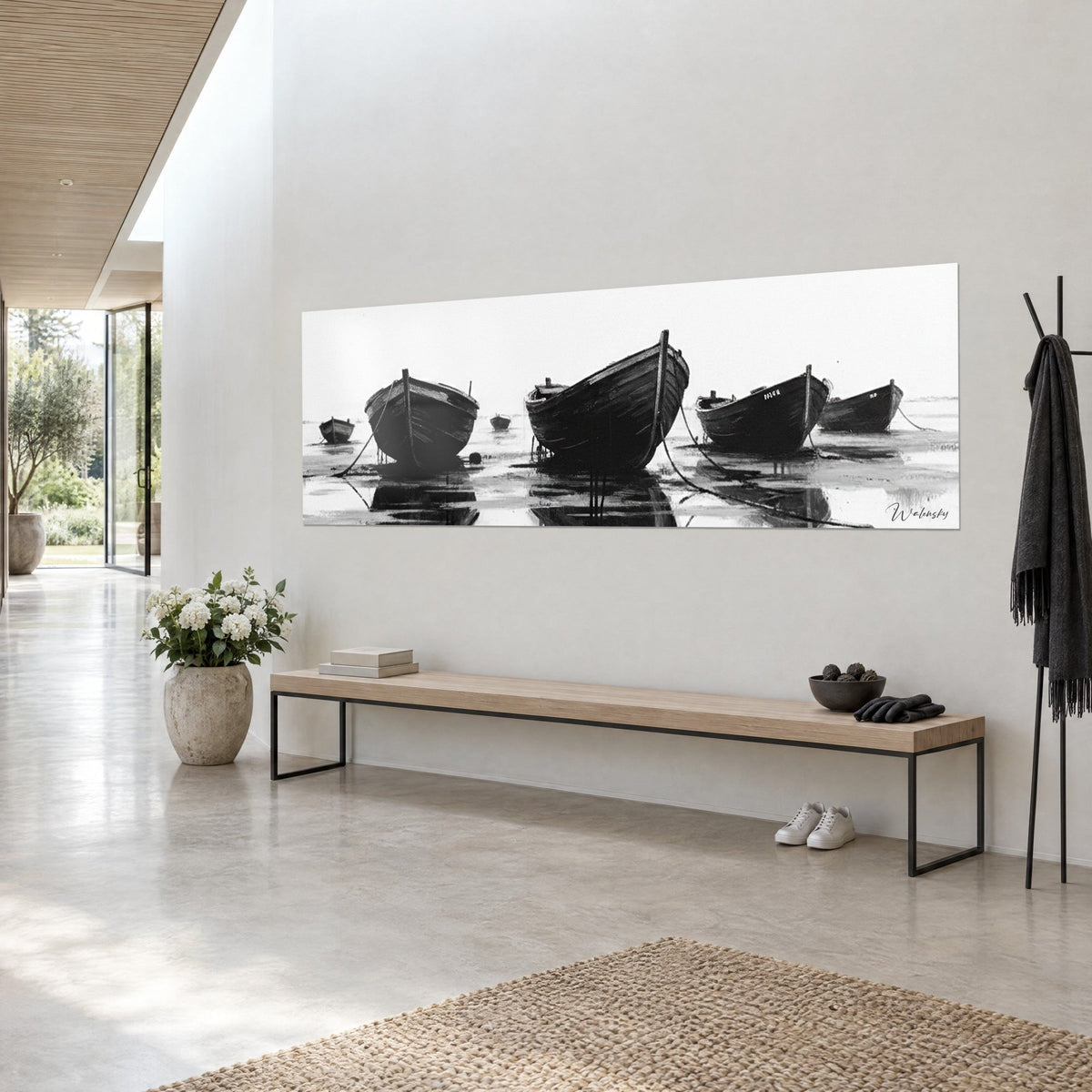 Cuadro de una flotilla de cascos oscuros amarrados con cuerdas tensas, cielo blanco neblinoso, pared crema de un salón bañado de luz