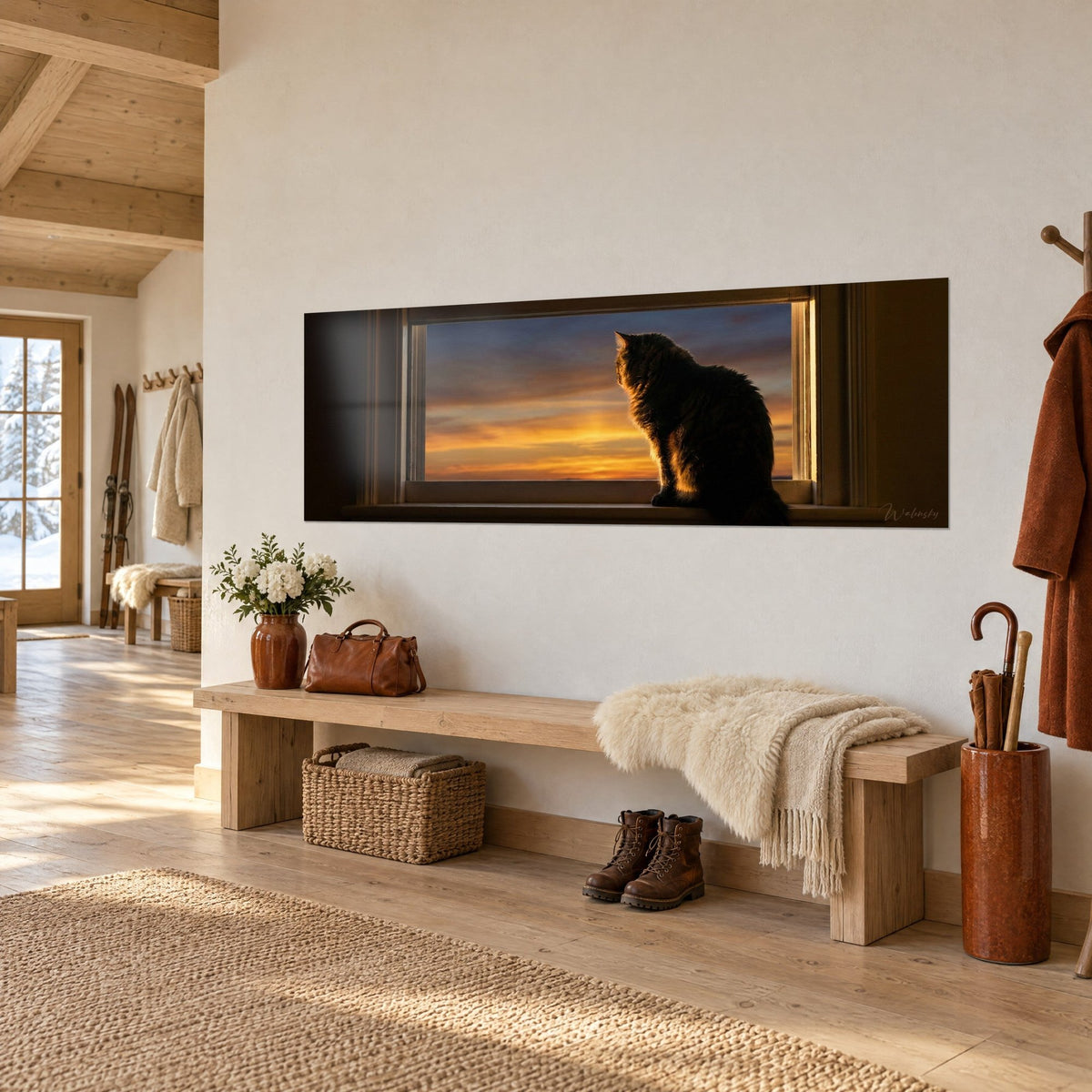 Tableau félin au pelage long de profil, silhouette brune cernée d'or devant un ciel orangé et bleu nuit, mur blanc d'un chalet