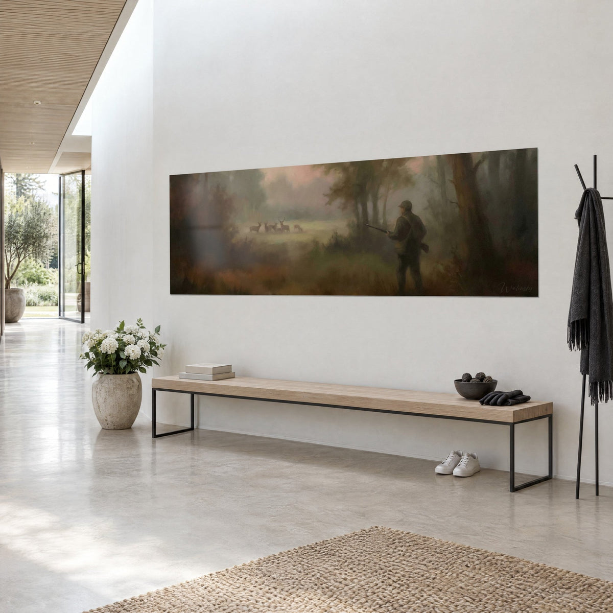 Quadro sagoma di un cacciatore in attesa davanti a una radura nebbiosa, toni ruggine e ocra, visto di tre quarti su un muro bianco di corridoio