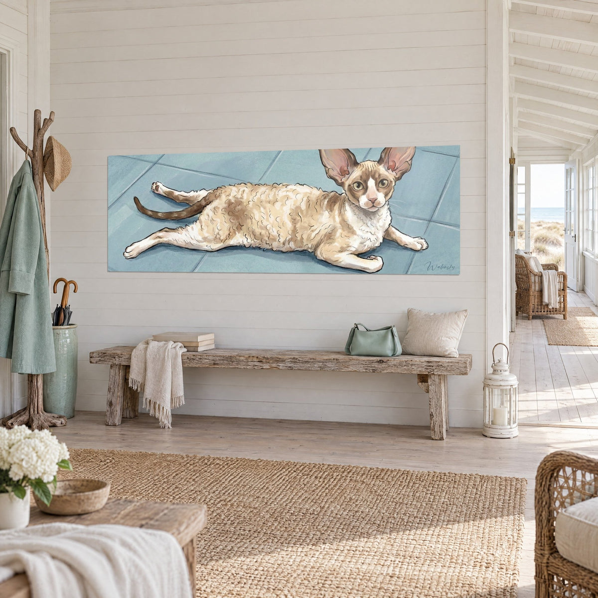 Quadro di un felino dalle grandi orecchie rosa e coda marrone a righe, disteso su lastre grigio-azzurre, vista di tre quarti vicino a una panchina