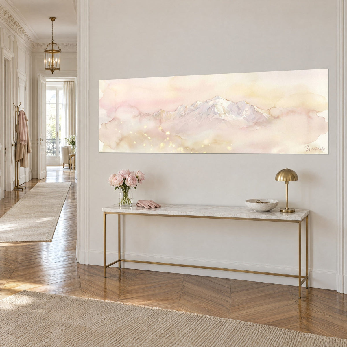 Cuadro Mont Blanc en acuarela, cima blanca sobre un cielo rosa polvo y dorado, consola de latón, piso de estilo haussmanniano