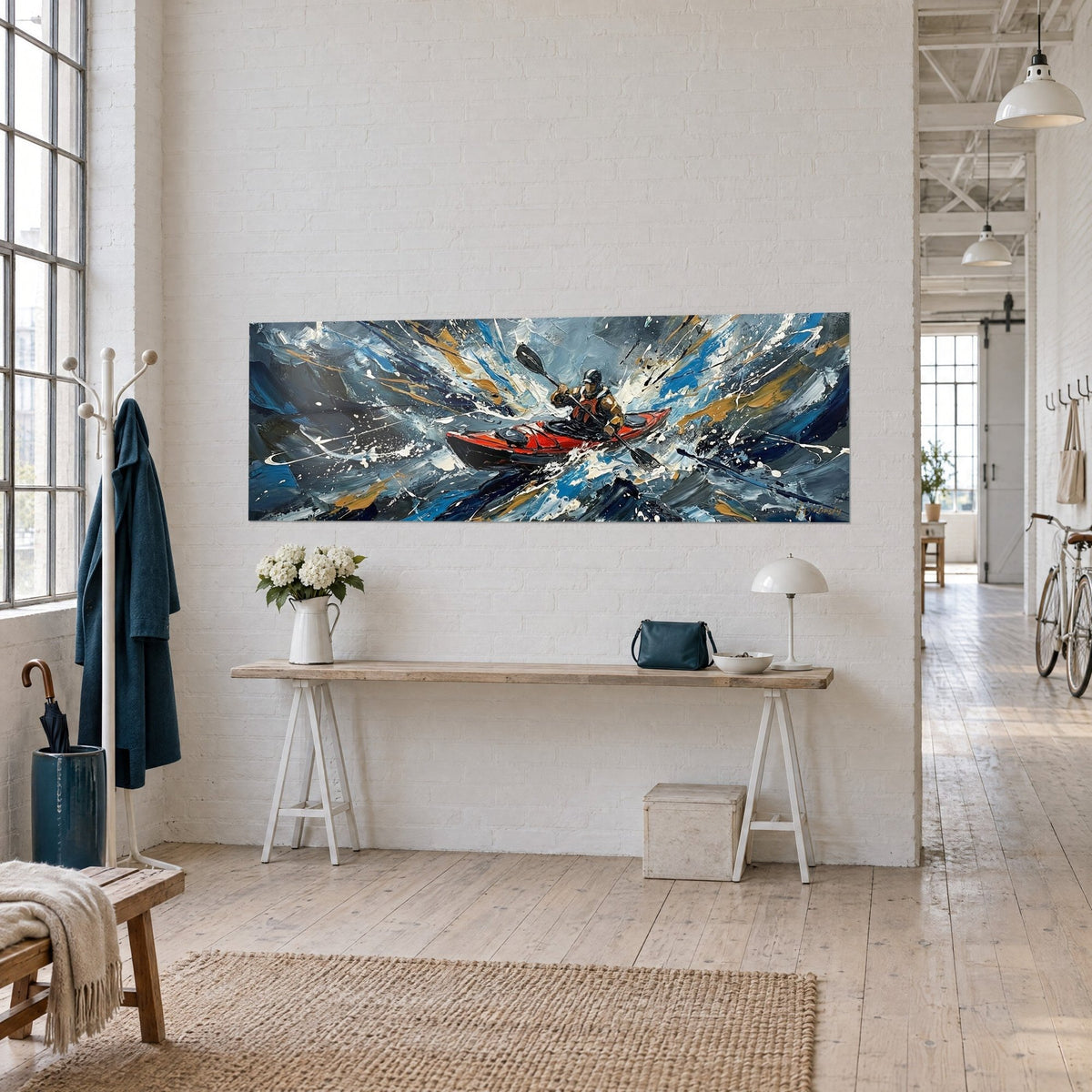 Quadro kayak rosso che fende onde blu cobalto e ocra, pagaia alzata, visto di tre quarti su una parete bianca da loft